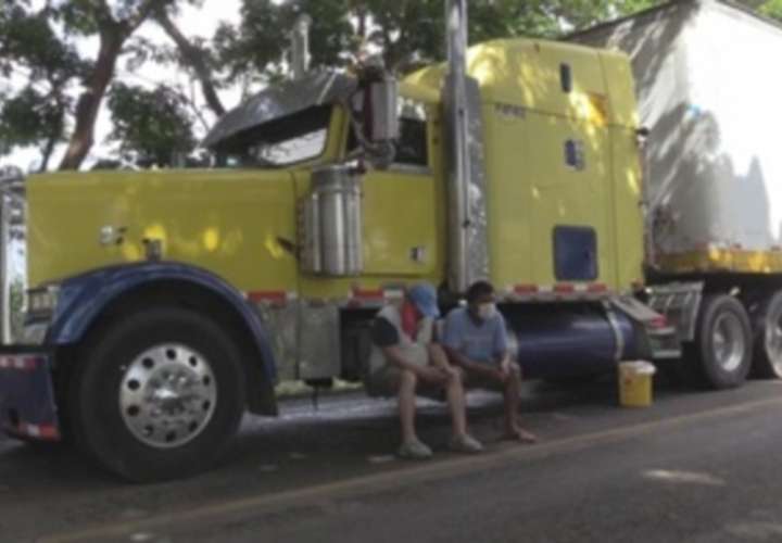 Costa Rica prohíbe a camiones panameños cargar producto