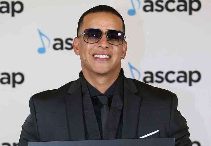 ‘Con calma’ de Daddy Yankee recibe premio Canción del año