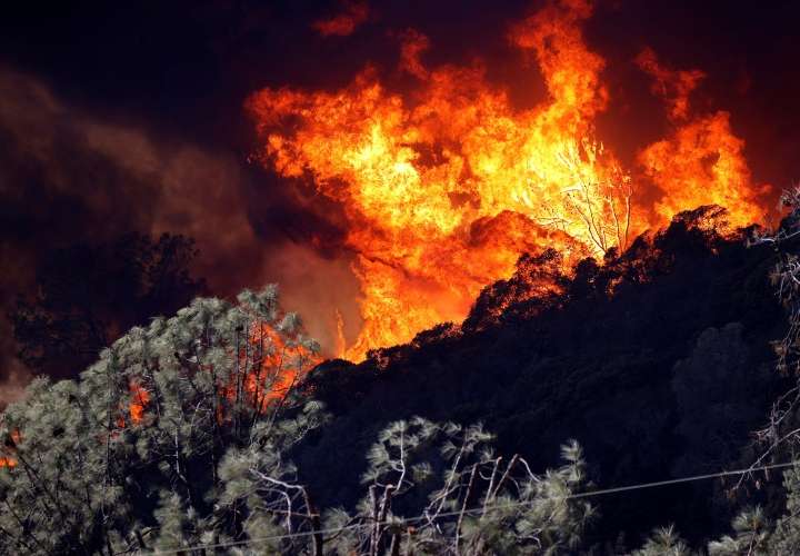 Miles de evacuados por fuego en California