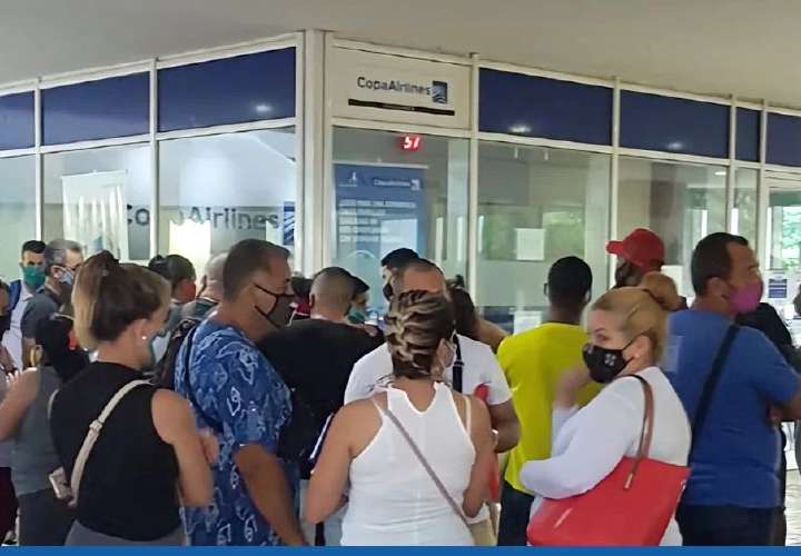 Cubanos abarrotan oficinas de Copa