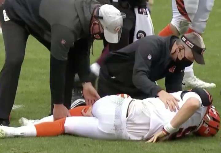 Burrow sufre dura lesión en rodilla 