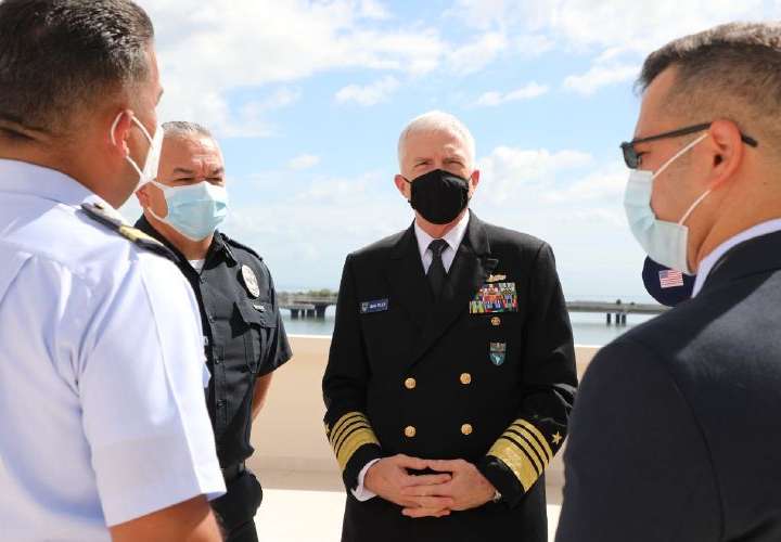Jefe del Comando Sur visita centro regional de operaciones navales en Panamá