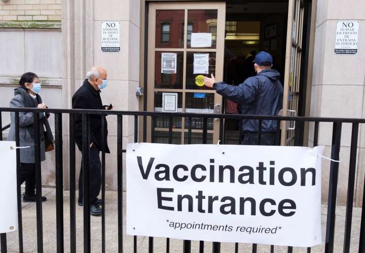 Biden se concentra en la lucha contra la pandemia mientras escasea la vacuna