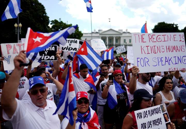 Cubanos protestan frente a la Casa Blanca