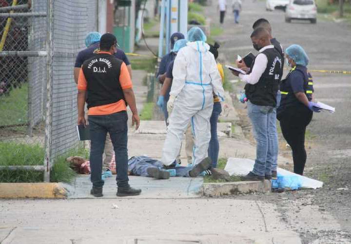 Asesinado fuera a una cancha deportiva en La Siesta