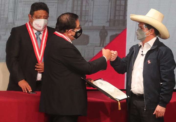 Pedro Castillo recibe las credenciales de presidente electo de Perú