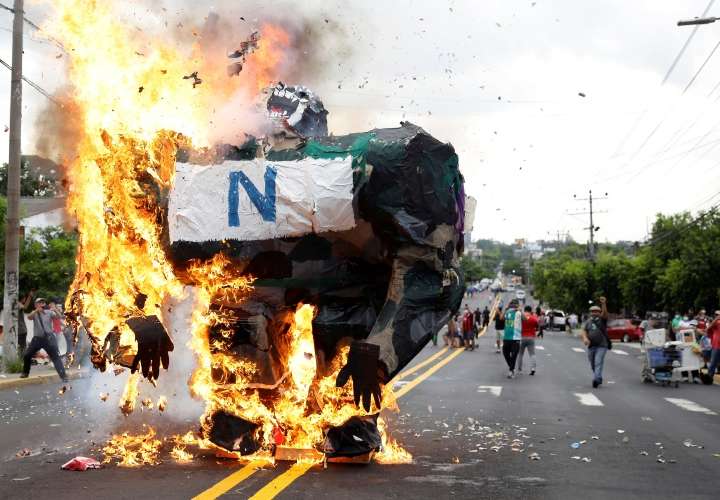 Salvadoreños protestan contra el presidente Bukele