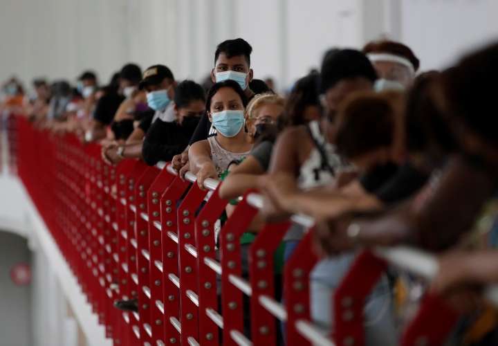 Centros de vacunación abarrotados en Panamá tras detección de ómicron