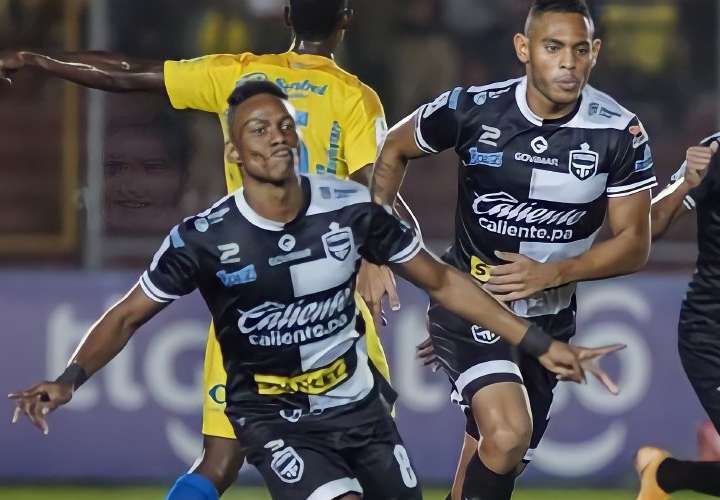 Panameño Víctor Medina es nuevo jugador del Saprissa