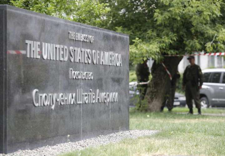 EE.UU. reduce el personal de su embajada en Ucrania y recomienda dejar el país