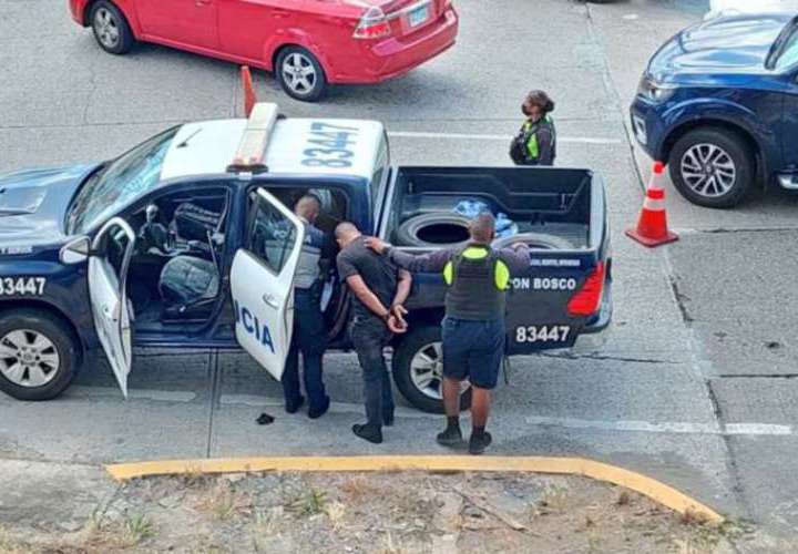 Policía franco evita robo