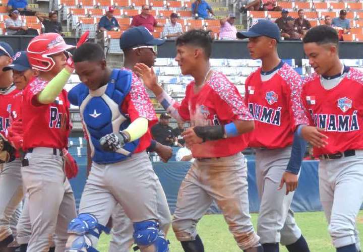 El equipo Sub-15 de Béisbol de Panamá venció ayer de forma contundente a Colombia 15-2. Foto: Fedebeis