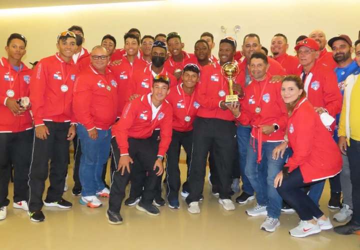 La selección de béisbol U-15 de Panamá durante la premiación. Foto: Fedebeis