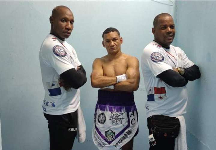 Carlos ‘Arañita’ Ortega (c) junto a sus entrenadores Juan Mosquera (izq.) y Raynier ‘Cuba’ Veliz. Foto: Cortesía