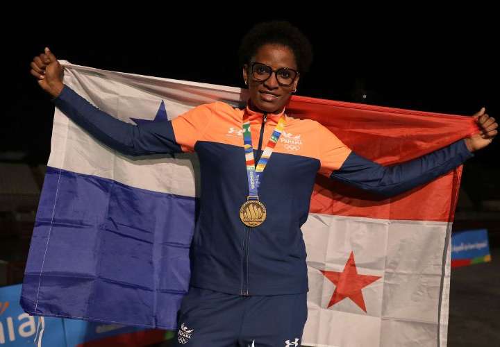 Atheyna Bylon con la medalla de oro lograda en la categoría de los 75 kilogramos del boxeo en los Juegos Bolivarianos. Foto: COP
