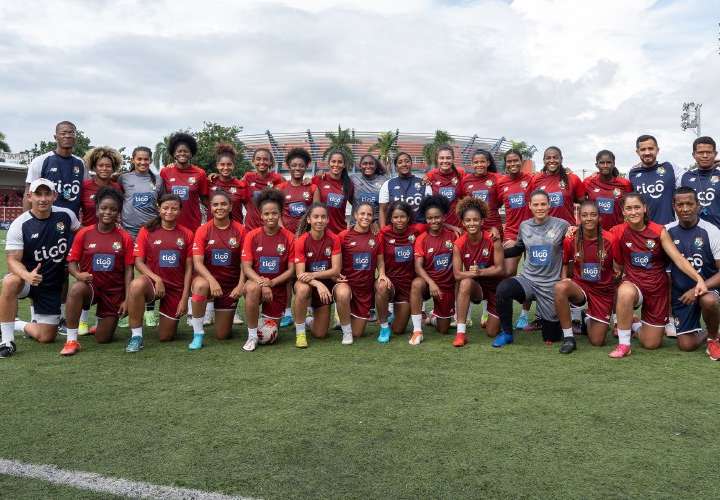La Selección Mayor Femenina de Fútbol de Panamá con su cuerpo técnico. Foto: Fepafut