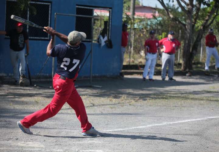 La liga de softbol se juega en el complejo deportivo de Los Almendros, en Juan Díaz. Foto: Archivo