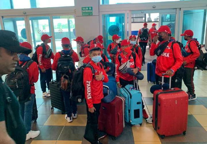 El equipo de Panamá en el aeropuerto de Tocumen previo a su viaje. Foto: Fedebeis