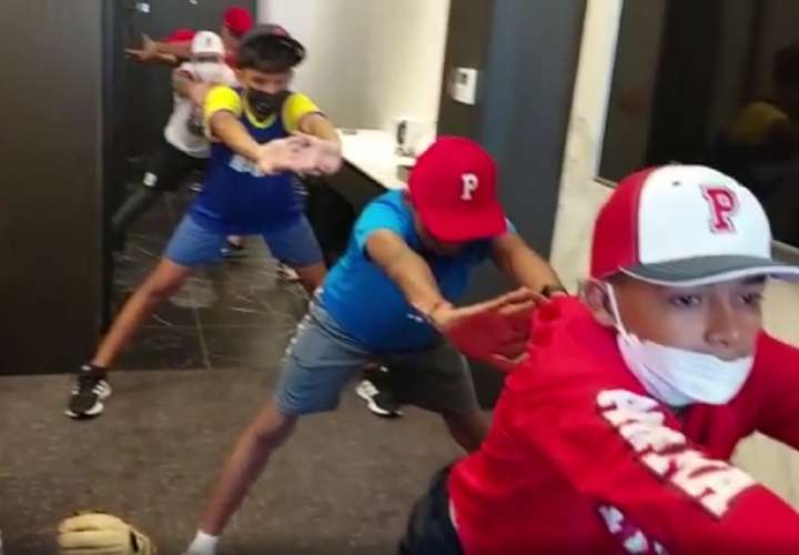 Jugadores del equipo Sub-12 de Béisbol de Panamá realizan una activación física dentro de una de las habitaciones del hotel donde están hospedados en Taiwán. 