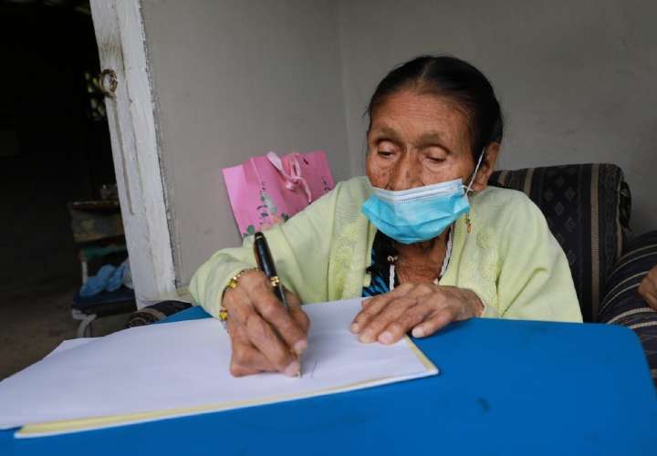 Felipa Ruiz aprendió a leer y escribir a los 104 años