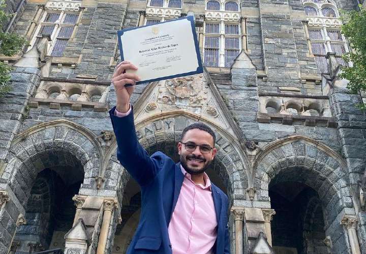 Betserai Richards celebra su título en Georgetown University