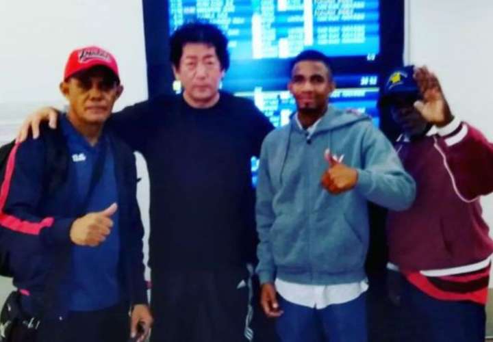 Azael Villar junto a su equipo de trabajo y el concertador de la pelea, Keiichi Aota. Foto: @boxeodepanama
