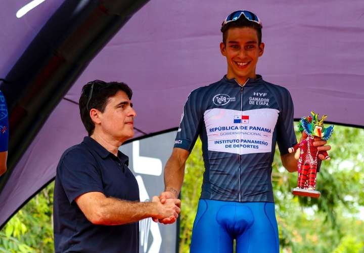 Luis López (der.), ganador de la primera etapa del Tour de Panamá. Foto: Fepaci