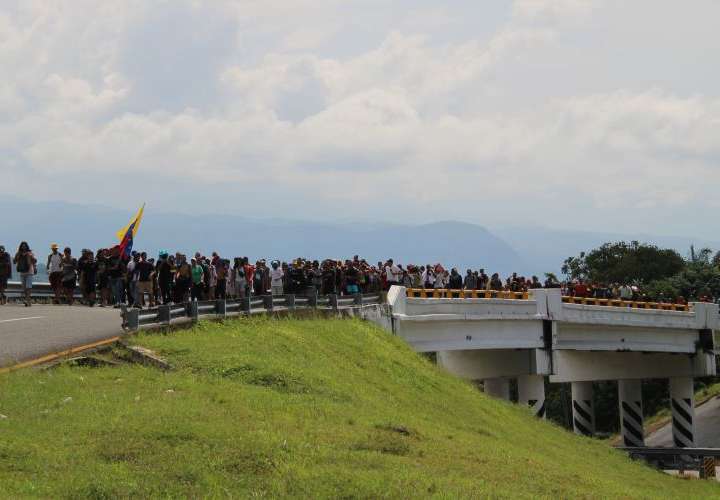 Guardia Nacional cierra el paso a caravana migrante