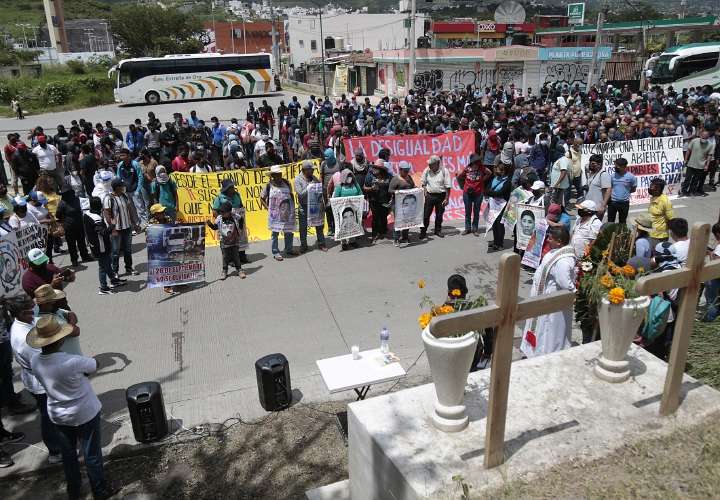 Conmemoran 8 años del caso Ayotzinapa