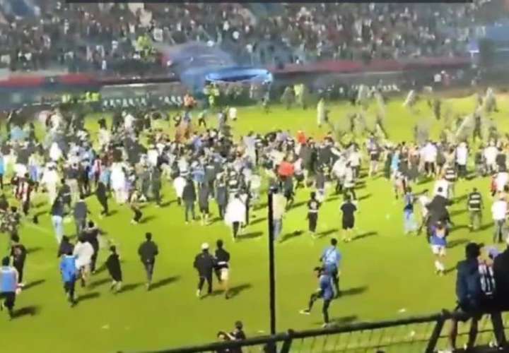 Al menos 127 muertos en partido de fútbol en Indonesia