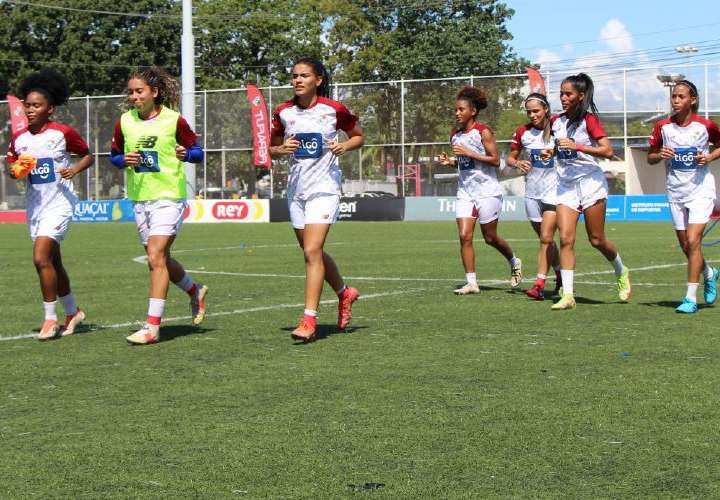 Entrenamiento de ayer de la selección de fútbol femenina. Foto: Fepafut