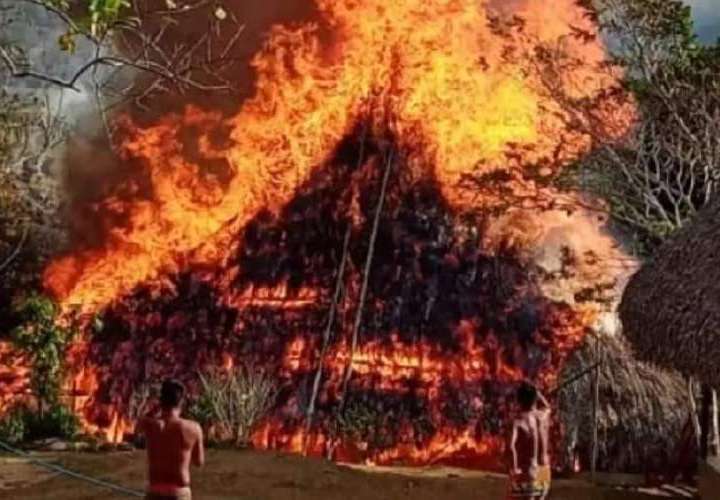 Se incendian casas turísticas en comunidad del pueblo Emberá