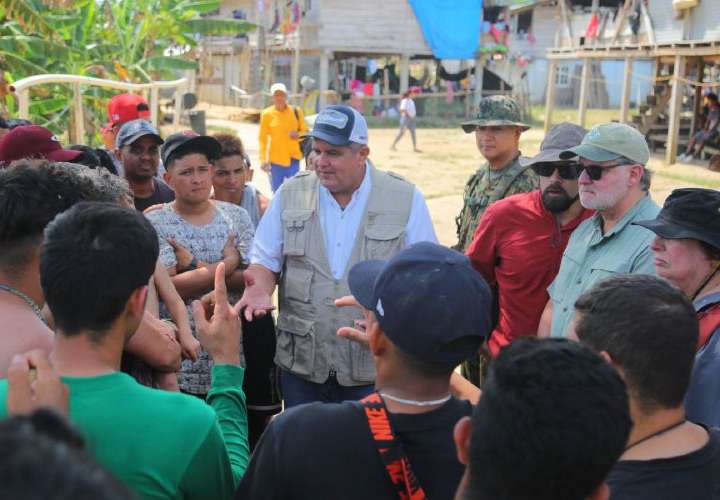 Senador gringo visita centro de migrantes en Darién