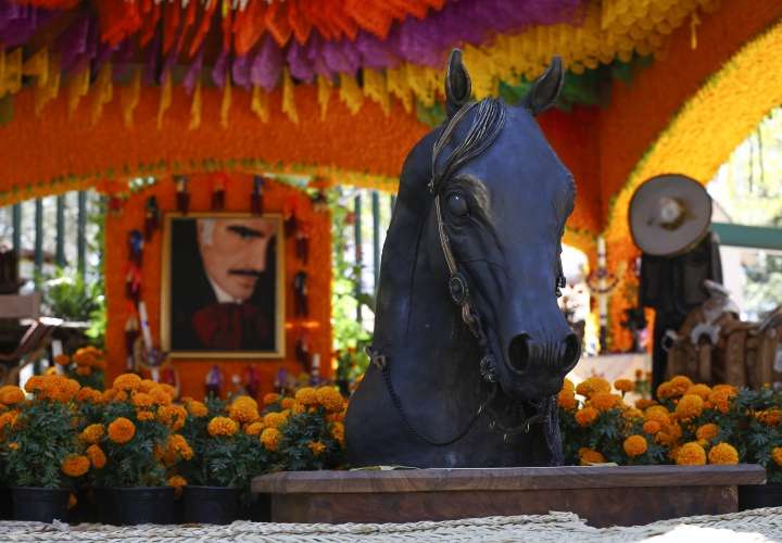 Recuerdan a Vicente Fernández con altar por Día de Muertos