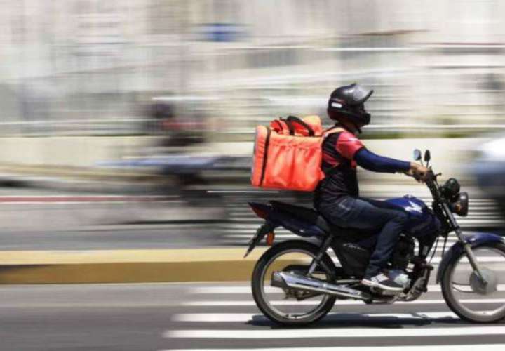 Deliverys deben rotular motos con su placa