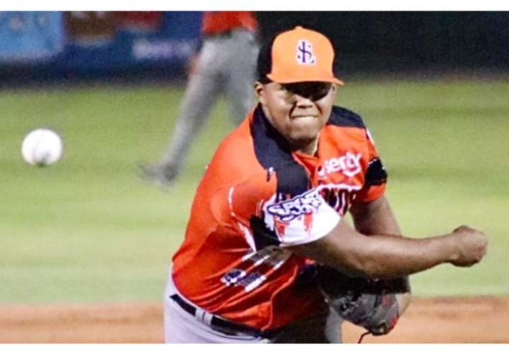 Steven Fuentes, lanzador de Los Santos. Foto: Fedebeis