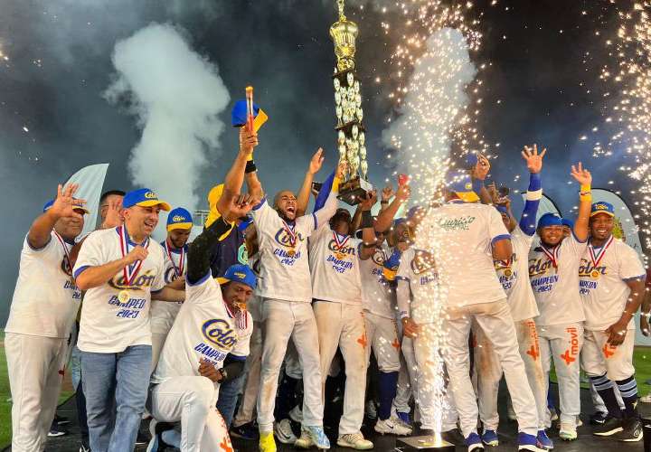 El equipo de Colón con el trofeo de campeón durante la ceremonia de premiación del Campeonato Nacional de Béisbol Mayor. Foto: Fedebeis