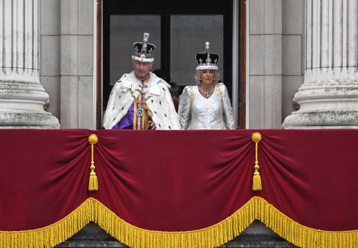 Con pompa y solemnidad fueron coronador Carlos III y Camila