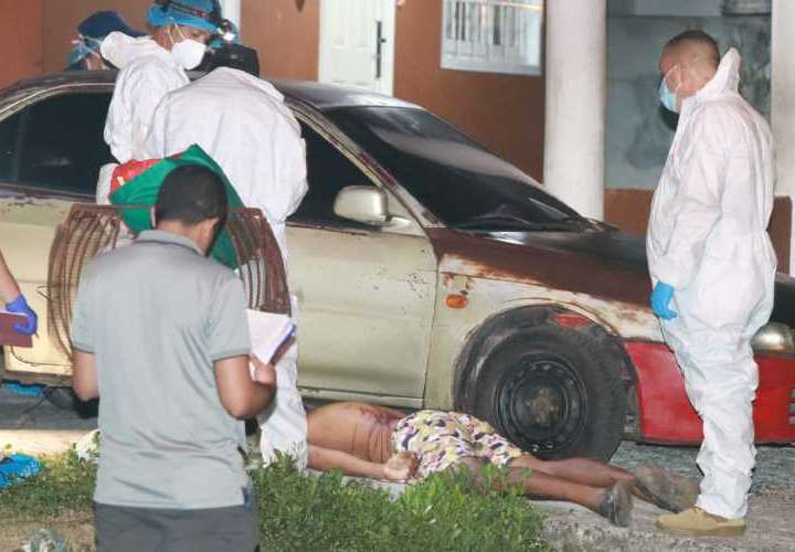 DOMINGO ROJO: 5 ASESINATOS