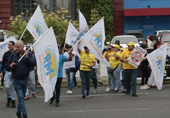 Bases de RM salen a pelear en las calles