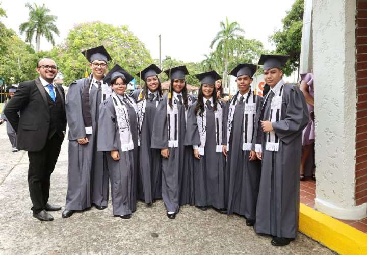 Academia Bilingüe Panamá para el Futuro gradúa 79 estudiantes