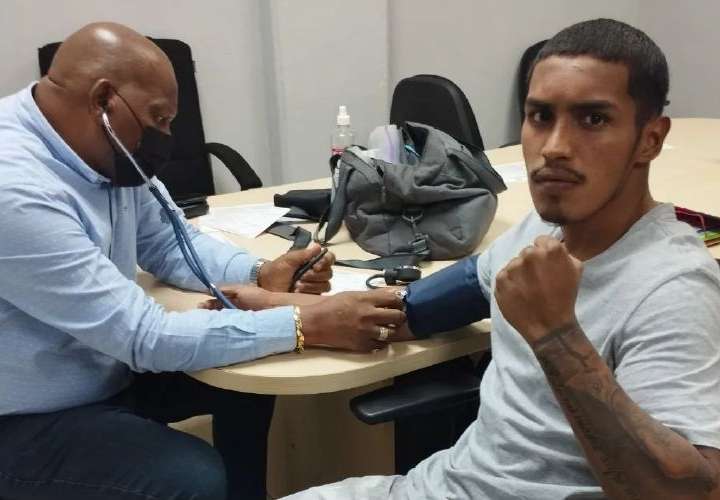 El púgil panameño Orlando Martínez es examinado por el doctor de la Comisión de Boxeo Profesional de Panamá (Comibox), Algis Torres.