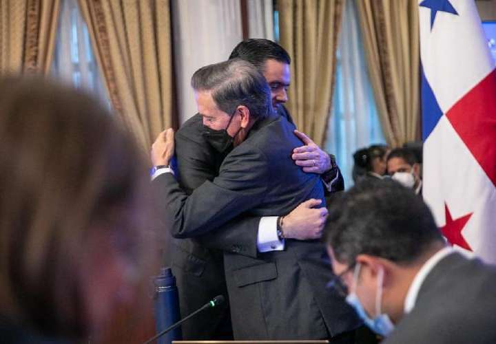 Carrizo renuncia a cargo de ministro para lanzar candidatura