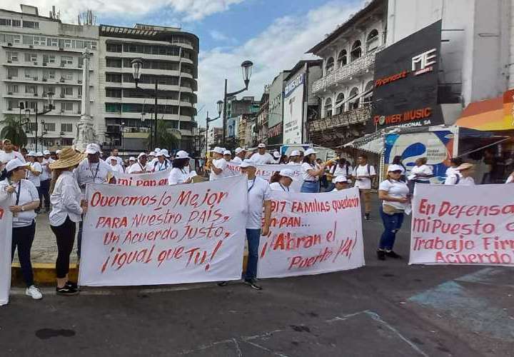 Minera detiene operación, gobierno la acusa y proveedores protestan