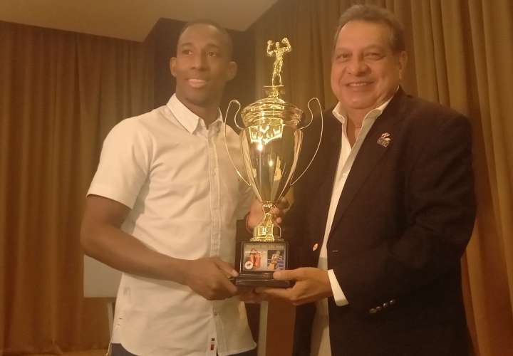Pablo Vicente (izq.) recibe un trofeo por parte de Jaime Salas, presidente de la Comisión de Boxeo Profesional de Panamá. Foto: Joel González