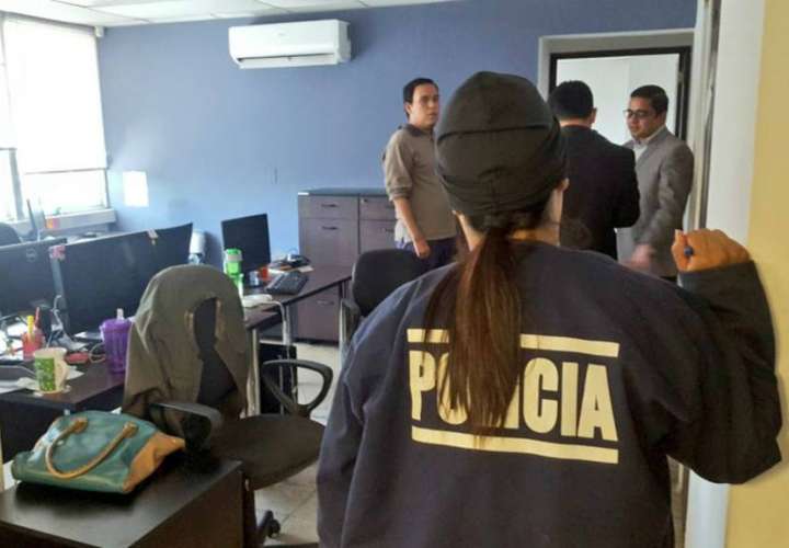 Allanamiento de las oficinas de Mossack Fonseca en El Salvador. | Foto por @PrensaFgr