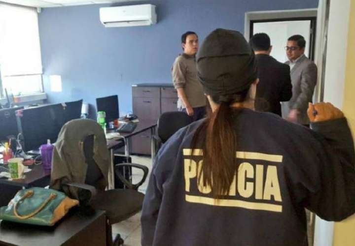 Allanamiento en las oficinas de El Salvador. 