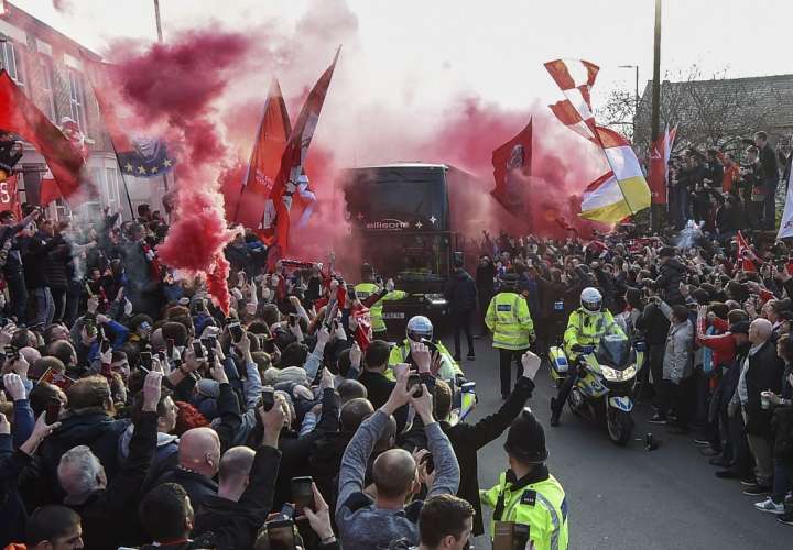 El ambiente que se vivía en Anfield previo al partido. Foto EFE