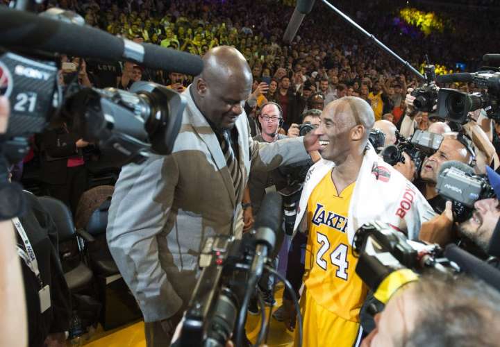 Kobe conversa con su ex compañero,  Shaquille O'Neal. Foto AP 