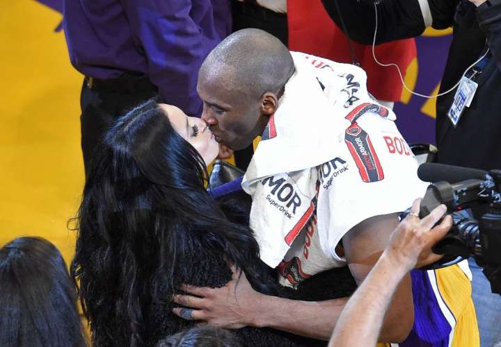 Kobe besa a su esposa Vanessa. Foto AP